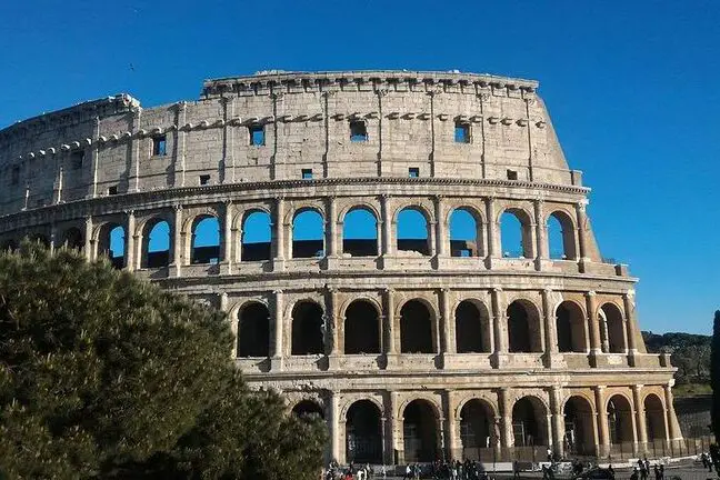descubre el coliseo de roma en la piazza del colosseo italia