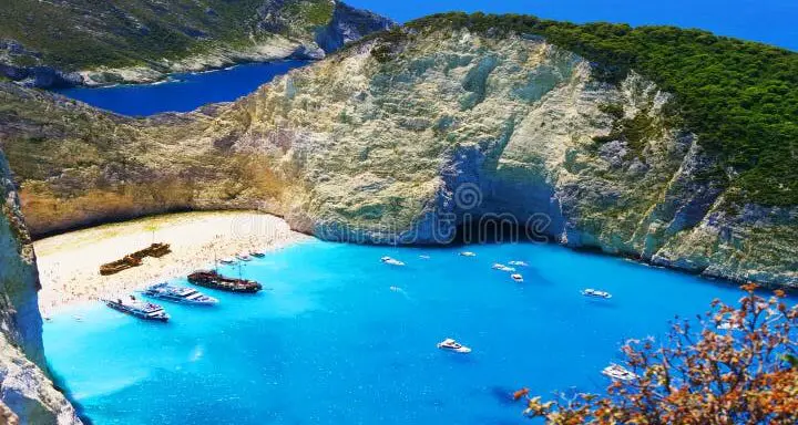 isla turistica del mar jonico en grecia