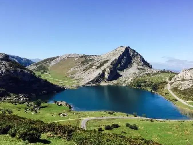 explora los lagos de covadonga en los picos de europa
